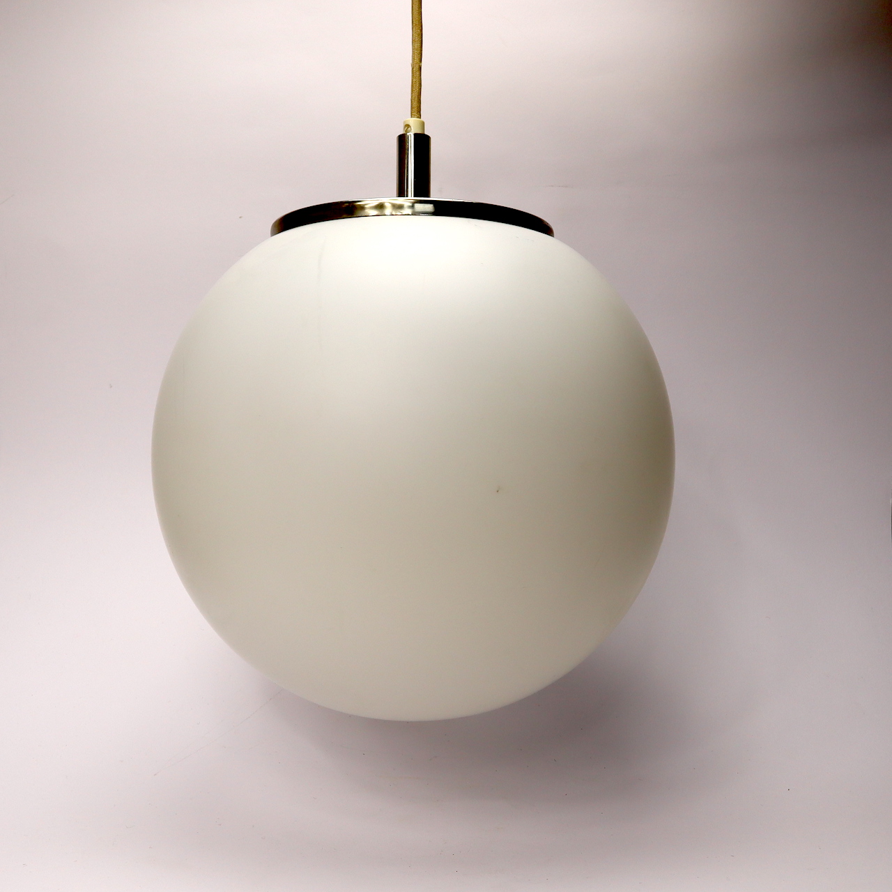 https://www.home-of-vintage.de/wp-content/uploads/2020/02/Kugellampe-Opalglas-weiss-27cm-4.jpg